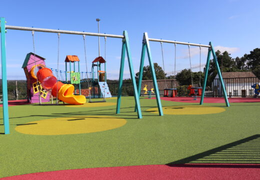 Artes estrea novo parque infantil nas inmediacións do centro recreativo